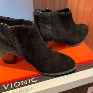 Vionic boots